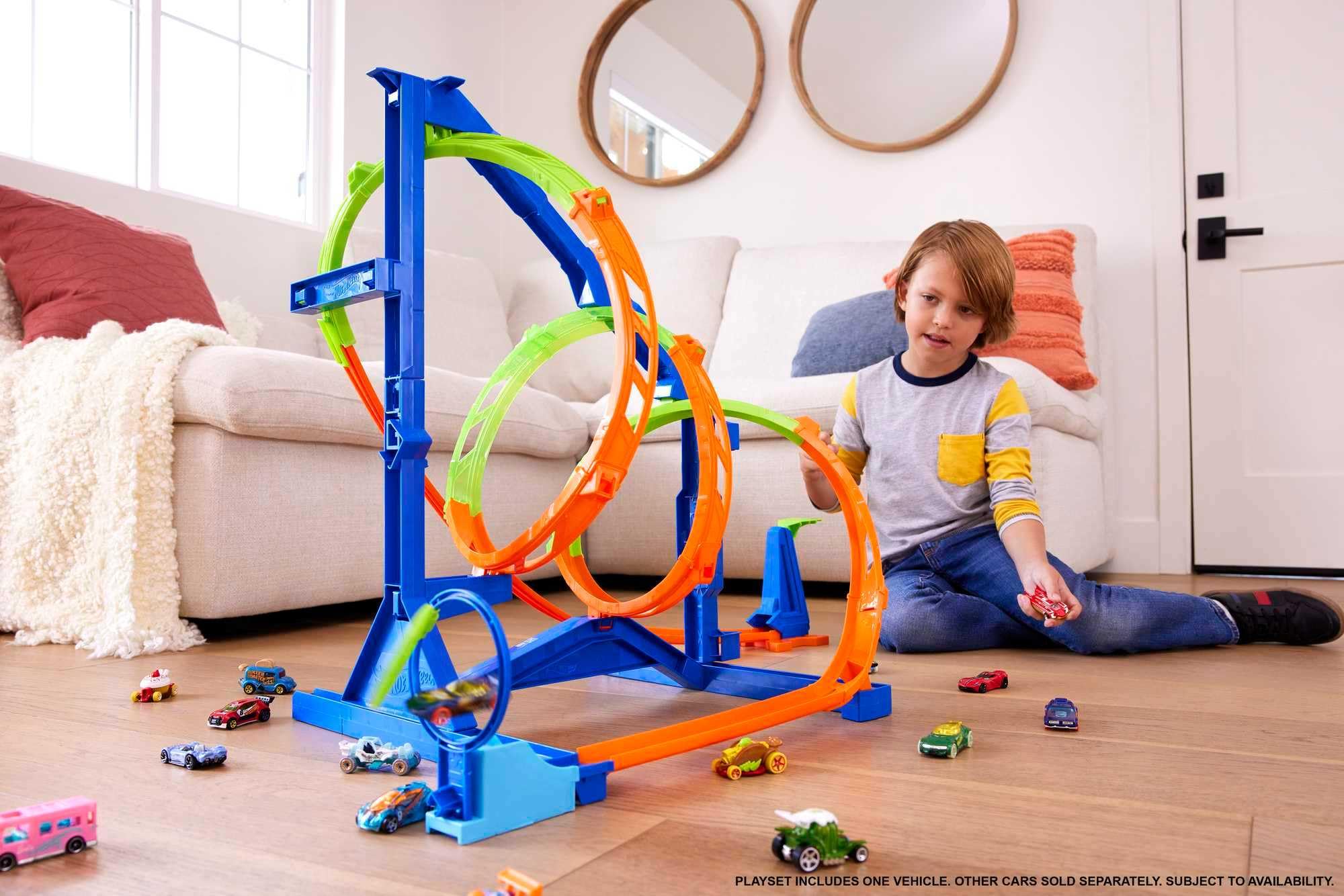 Hot Wheels Toy Car Track Set Corkscrew Twist Kit with 1:64 Scale Car, 2 Ways to Play, Connects to Other Tracks