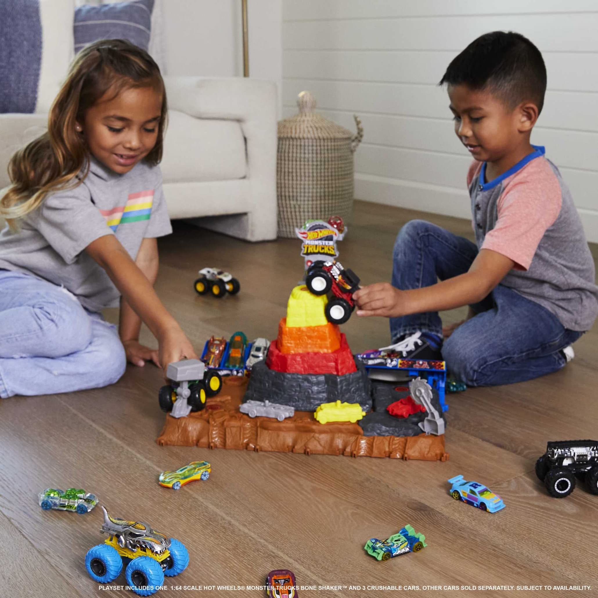 Hot Wheels Monster Trucks Playset & Toy Truck, Arena Smashers Bone Shaker Ultimate Crush Yard, Exclusive 1:64 Scale Bone Shaker & 3 Crushable Cars